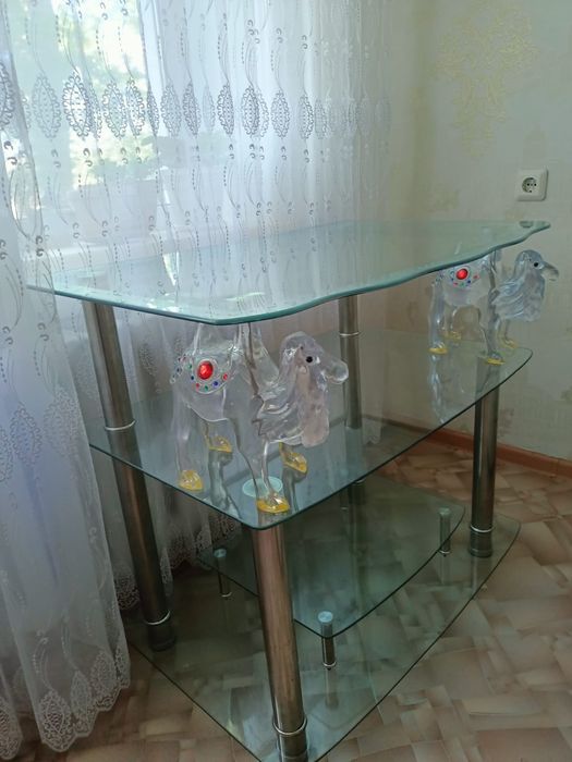 Продам стеклянный стол