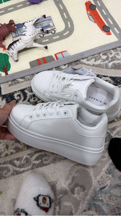Новые крассовки женские