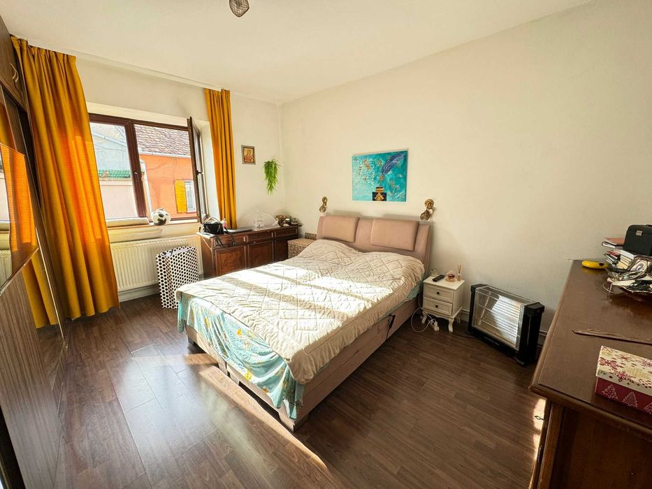 Persoană fizică închiriez apartament cu 3 camere la casă în Centrul istoric din Sibiu.