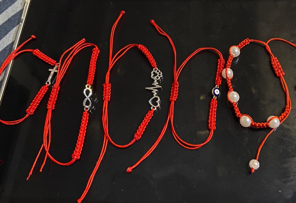 Гривна червен конец