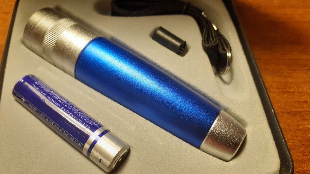 фенерче метално с връзка подходящо за къмпинг