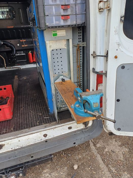 Vând ford bine întreținută