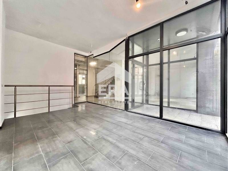 Магазин под наем в емблематична сграда с голям човекопоток до Съдебнат