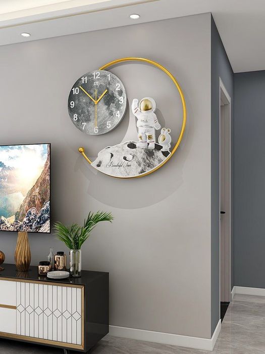 настенные часы выполнены в современном стиле