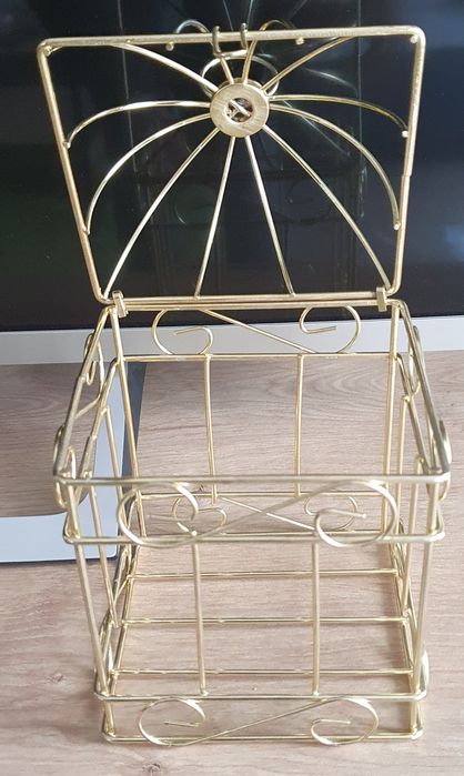 Златна клетка с отварящ се капак