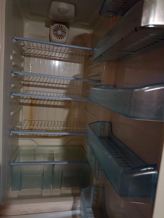 Vând frigider Artic