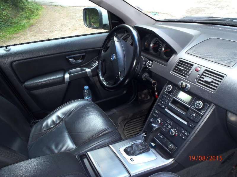 Продавам Volvo XC90