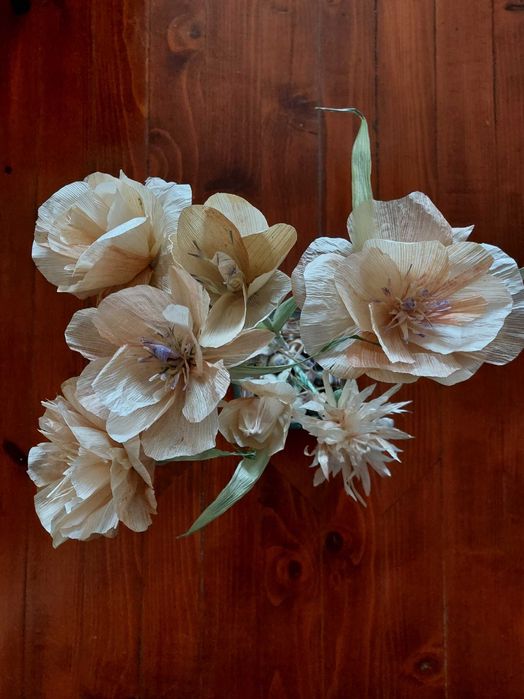 Ръчно изработени цветя за украса от естествени материали