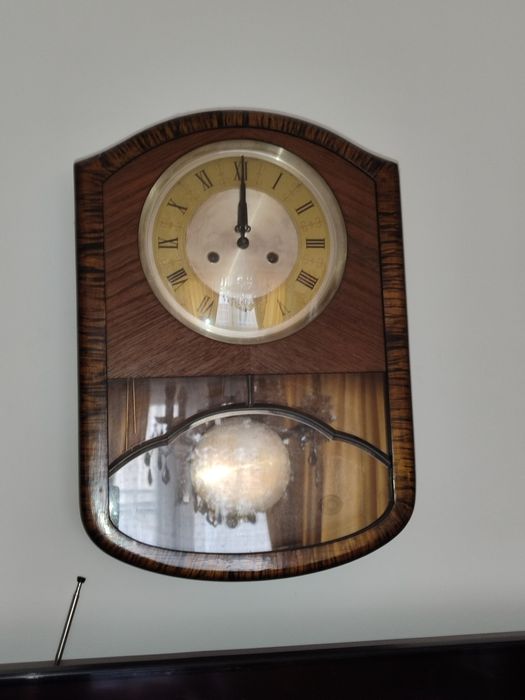 Стенен дървен часовник с махало