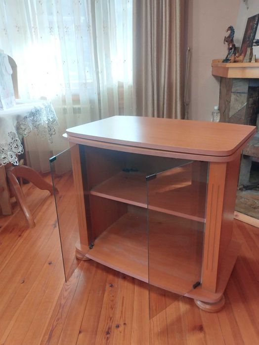 Шкаф за телевизор с въртящ се плот и стъклени врати