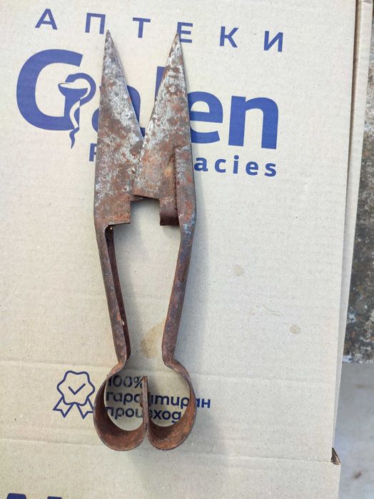 Много стари ножици