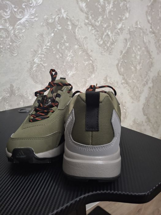 Продам красовки адидас