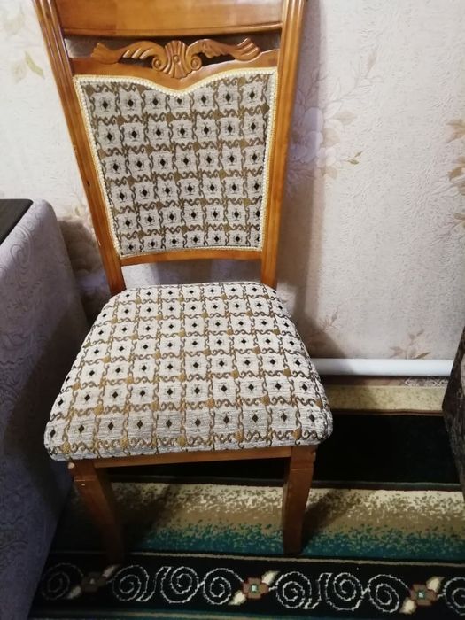 Продам стол и стулья для гостиной.
