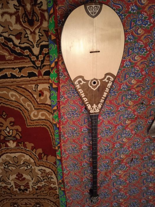 Домбыра сатылады.