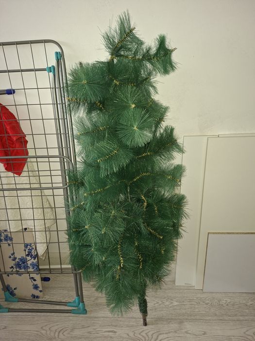 Продам ёлку ножки есть