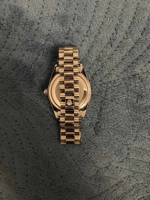 Часы наручные.