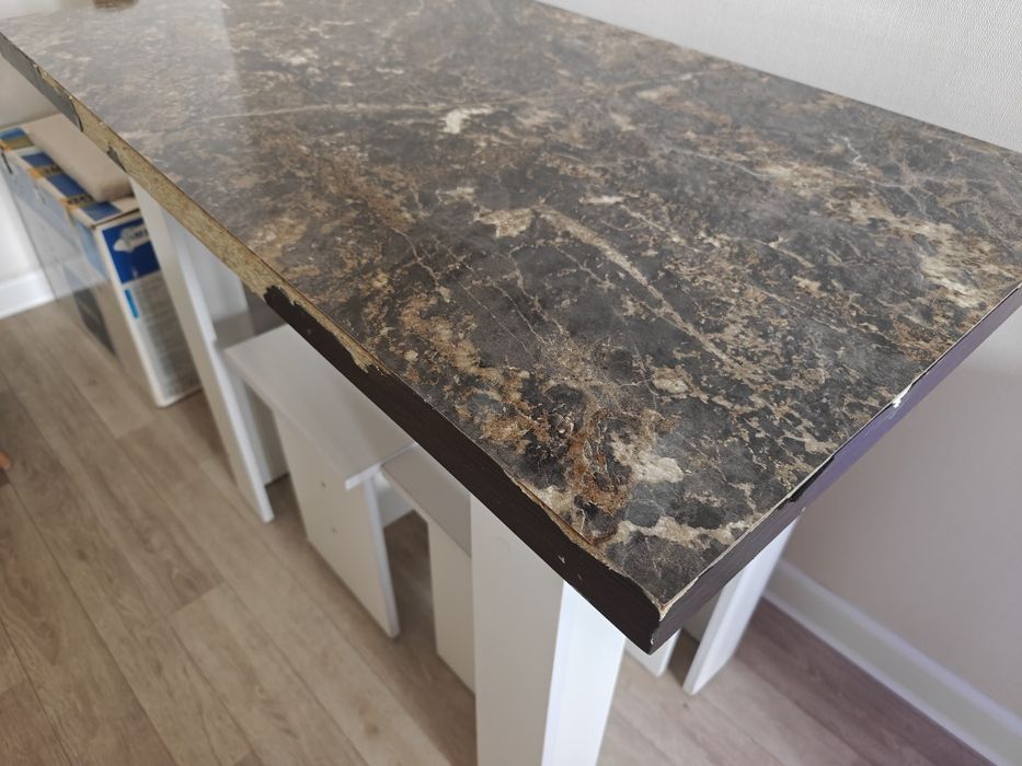 Стол и две табуретки