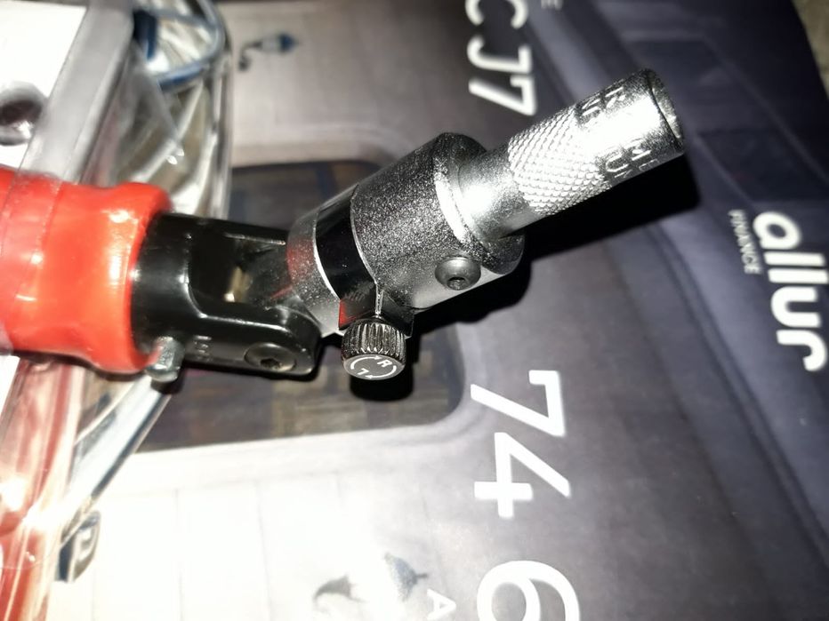 Отвёртка с насадками.