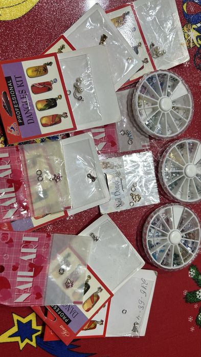 Стразы и сережки для маникюра.