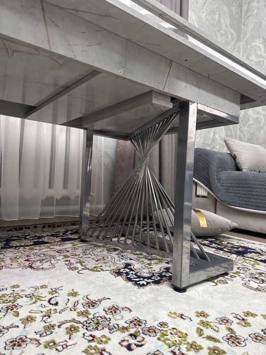 Стол кухонный и в готсинную