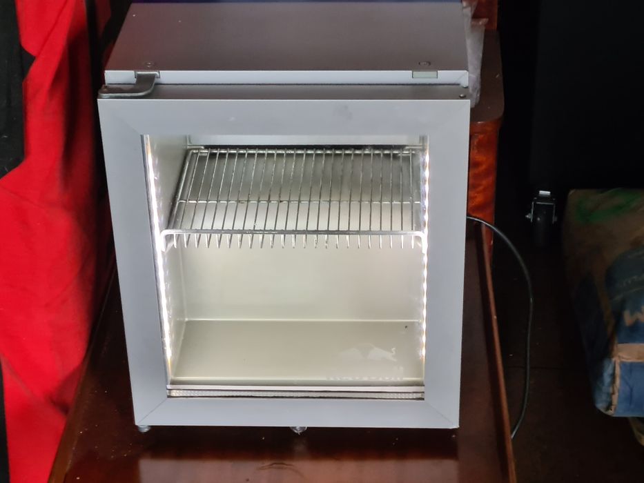 Minifrigider redbull ,raft lays