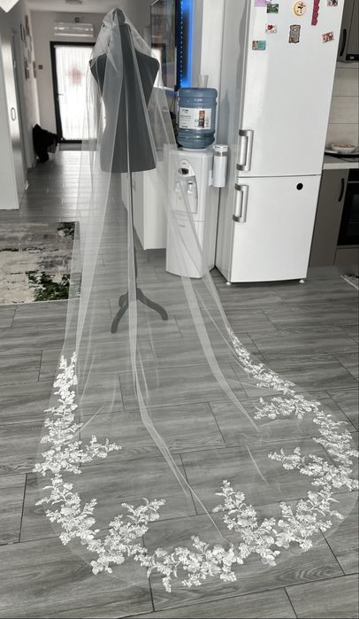 Voal nou cu broderie