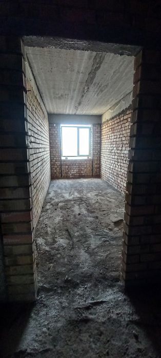 Arzonga yangi qurilgan kvartira.