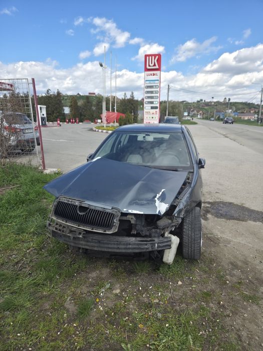 Skoda fabia 1.4 16 valve avariată  față.Motor funcțional!