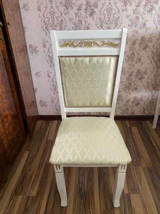 Стол и стуля для гостиной