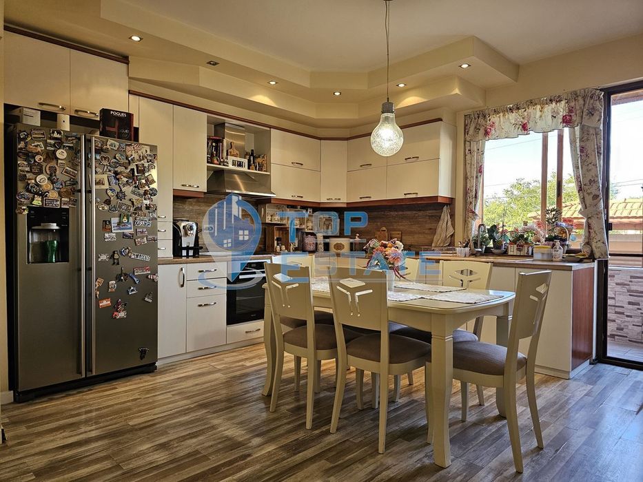 Обзаведена къща с три спални, барбекю, двор и гараж в село Поликраище