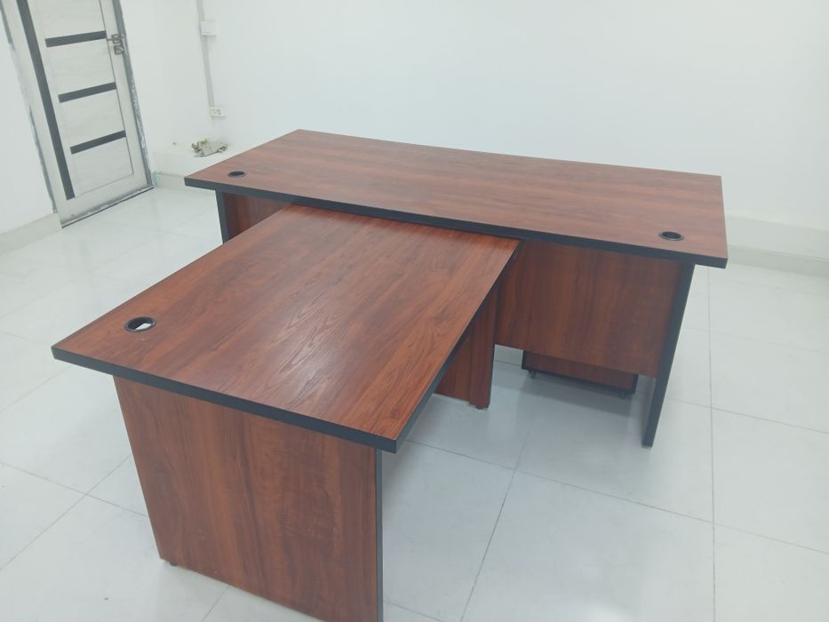 Офисный стол и тумбы