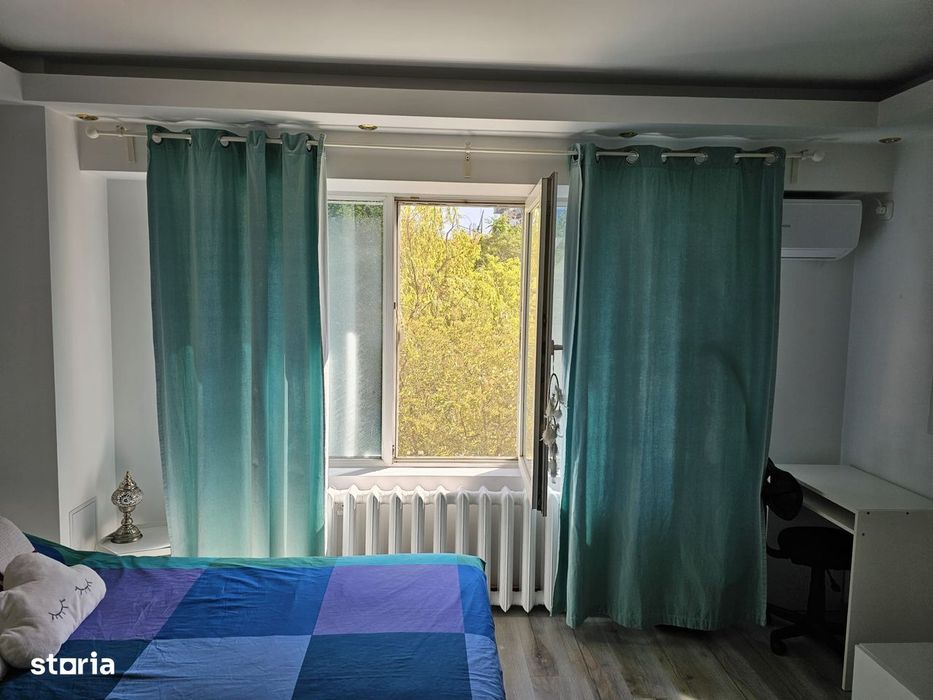 Garsonieră spațioasă cu balcon și mobilier complet