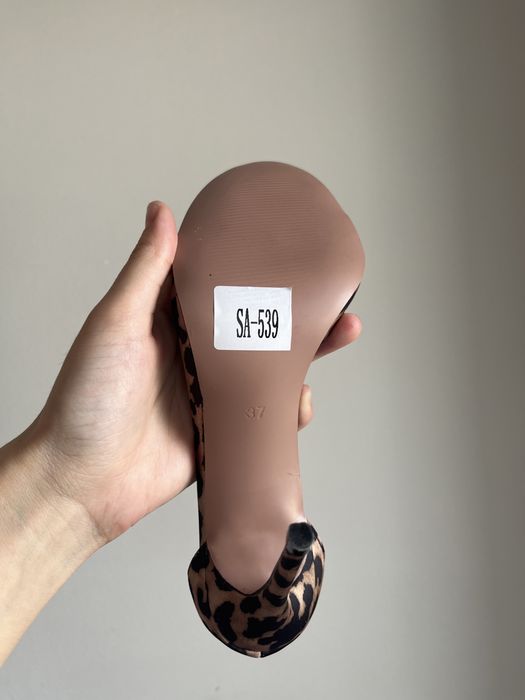 Продам классические босоножки