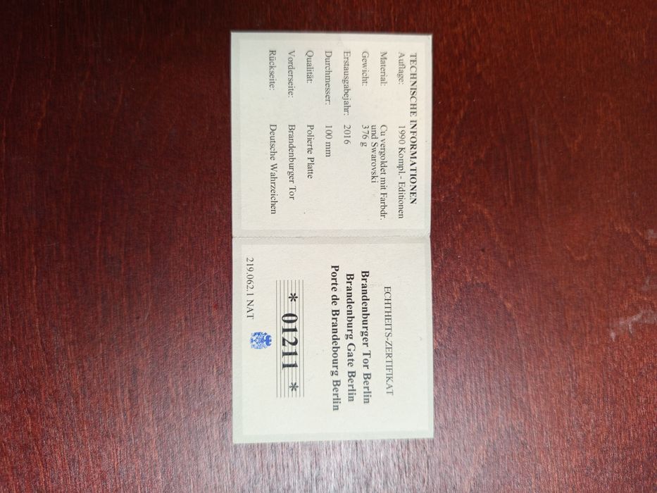 Голям позлатен плакет