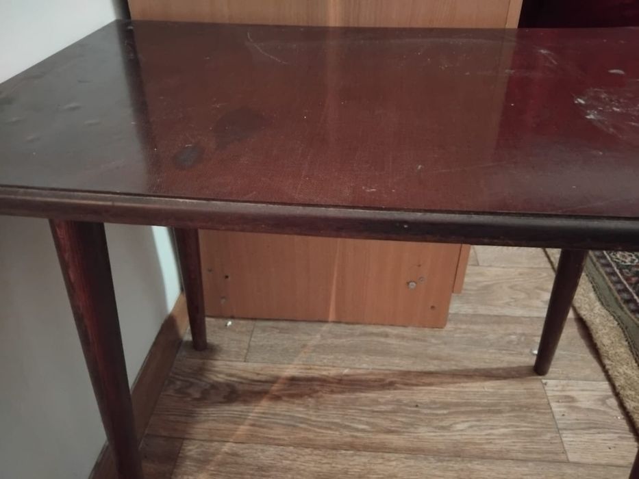 Стол ибанитовый литой