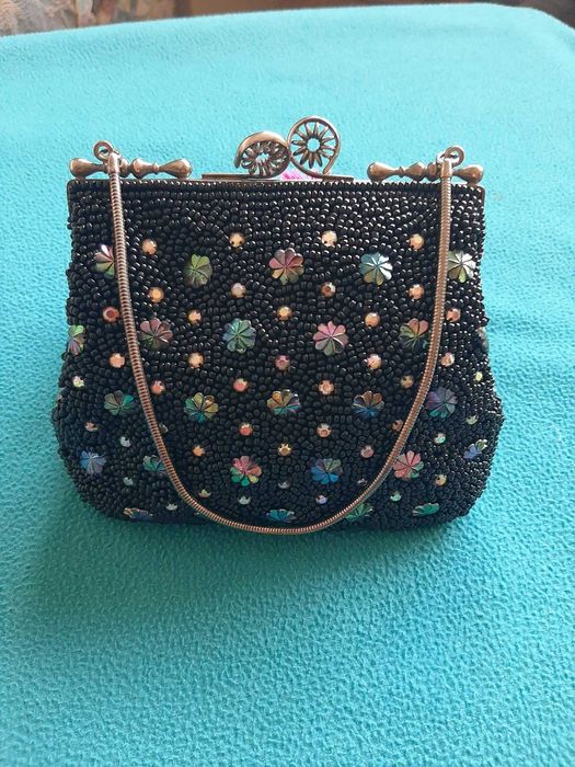 Елегантна и стилна дамска чантичка-бижу