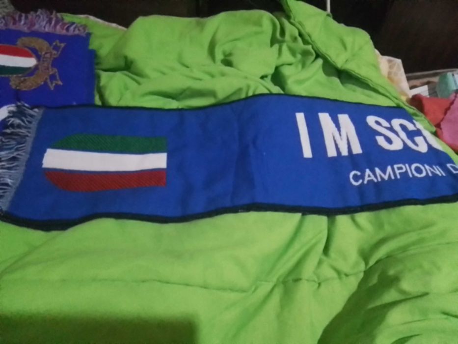 Продавам Футболни шалове!