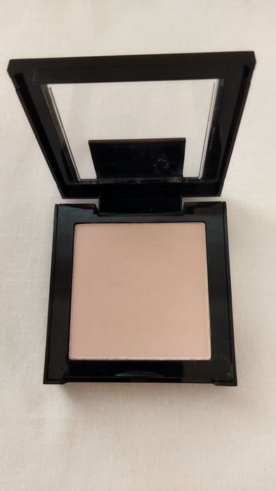 Пудра Meybelline бежевая