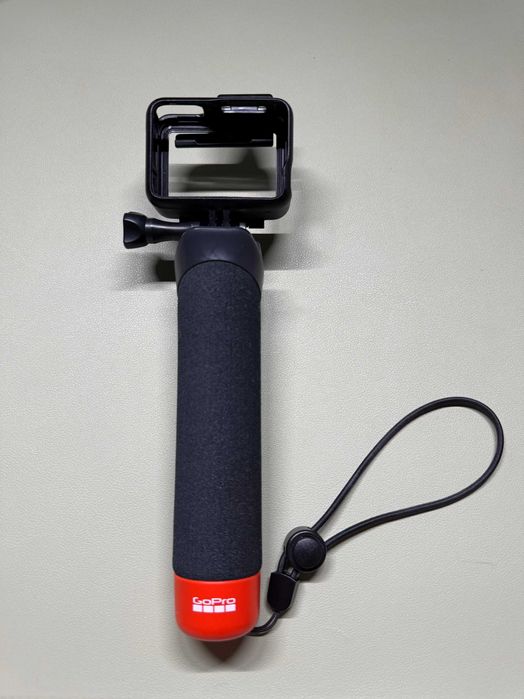 GoPro Hero 7 Black + accesorii (carcasă waterproof, grip flotant)