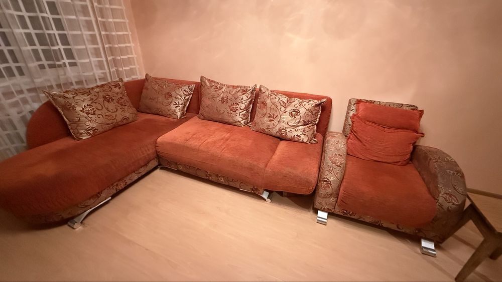 Отдам диван и прихожую.