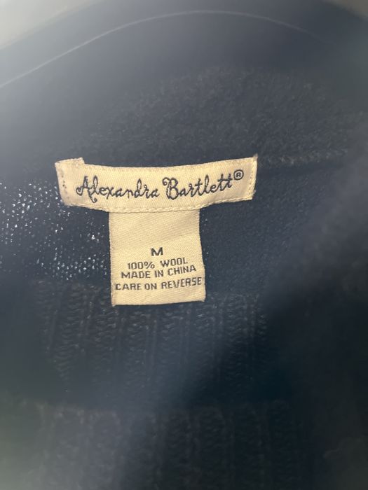 Дамско палто с красива бродерия отпред и на ръкавите