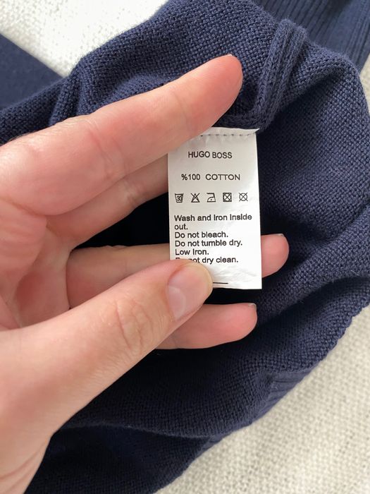 HUGO BOSS  тъмносин мъжки пуловер от луксозната марка. Като нов
