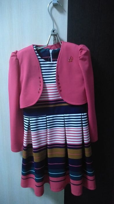 Продам на девочку платья размер 34