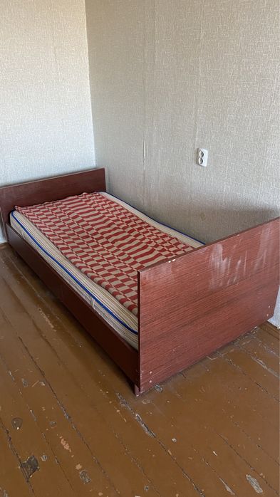 Поодам две кровати с матрасами