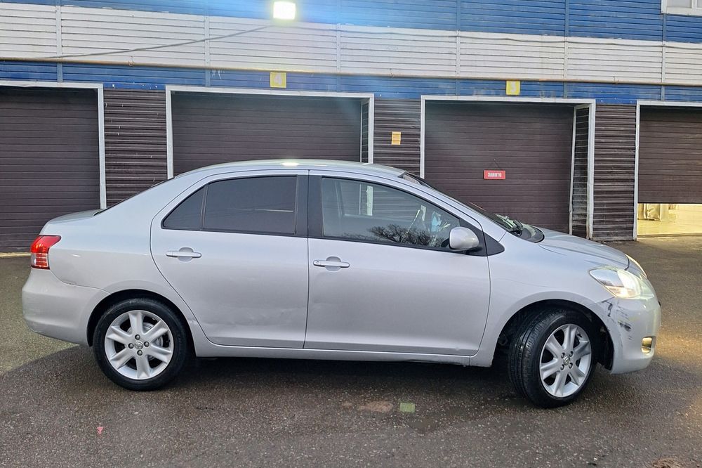 Таета Ярис 2010 год