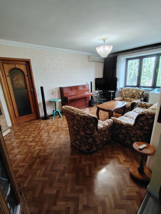 Продам квартиру трехкомнатную