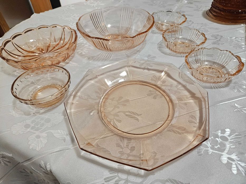 Ретро съдове от цветно стъкло за допълване на сервизи