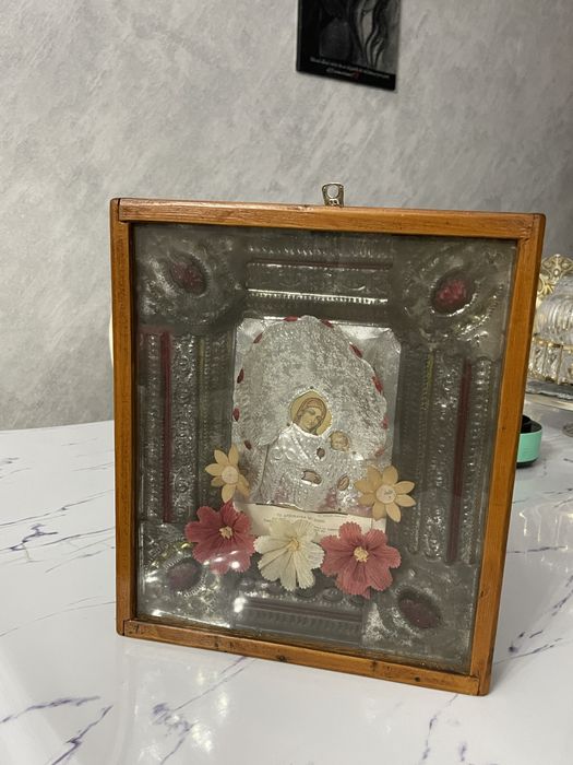 Icoana veche cu rama din lemn