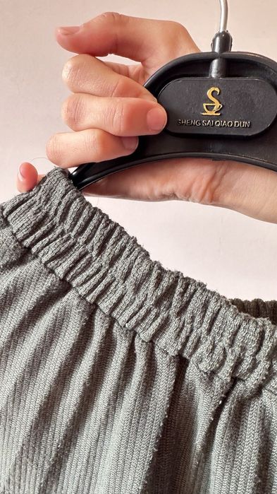 Әрқайсысы 2500 теңге .Сапалы сәнді  киімдер сатылады