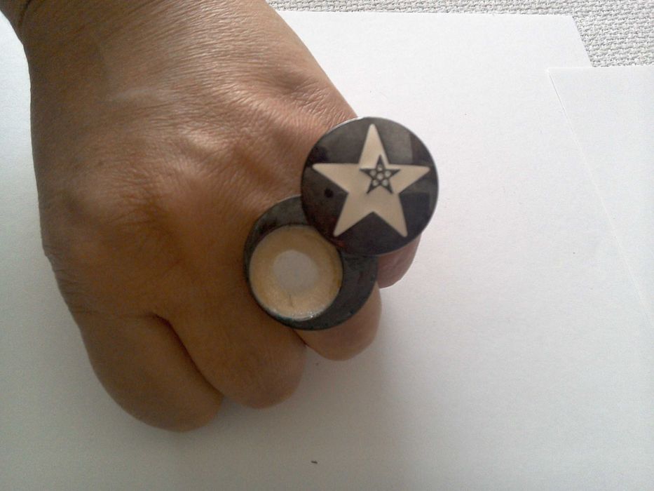 Inel deosebit - cameră secretă - fard - tantal, email, diamante